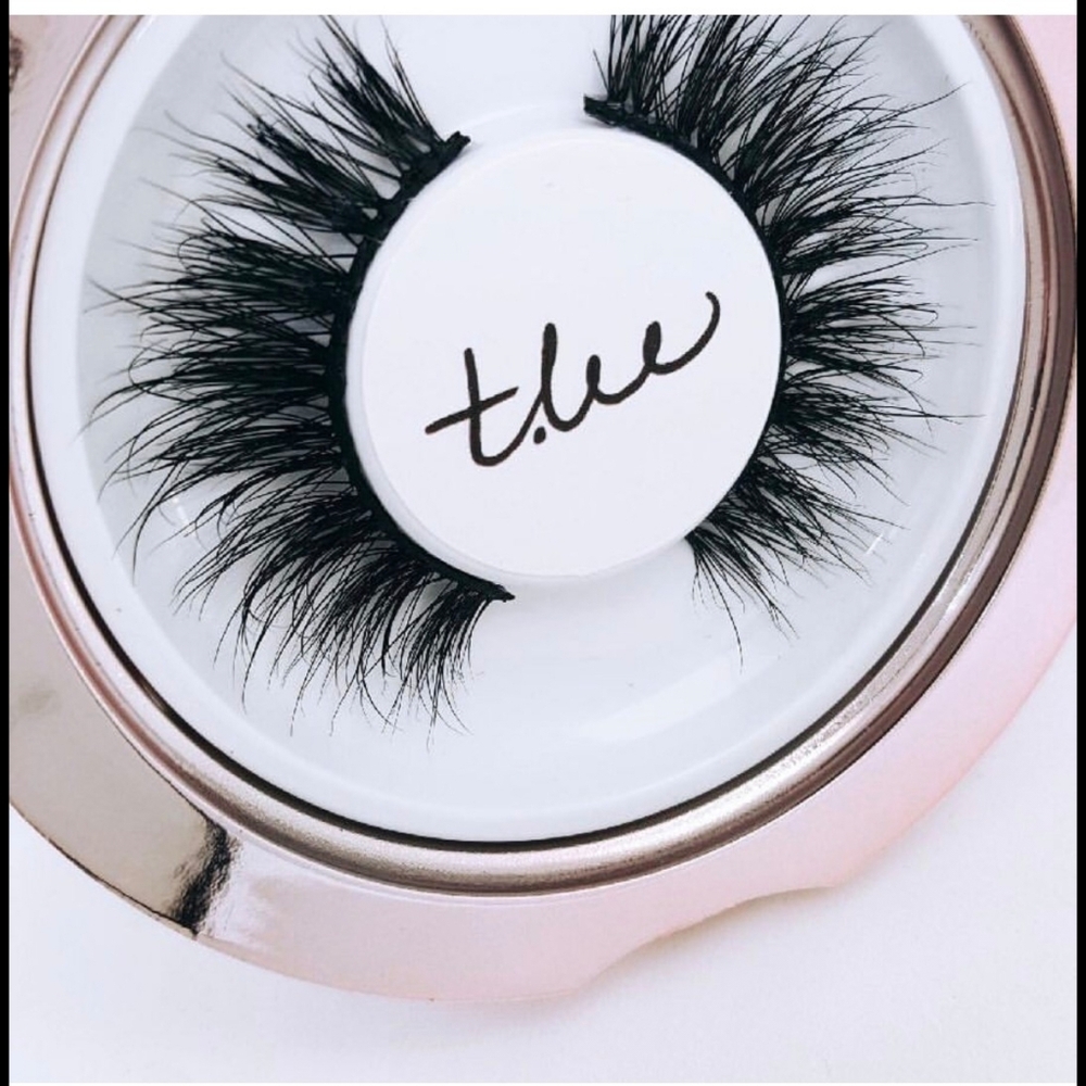 T.Lee's Voluminous Black Lashes